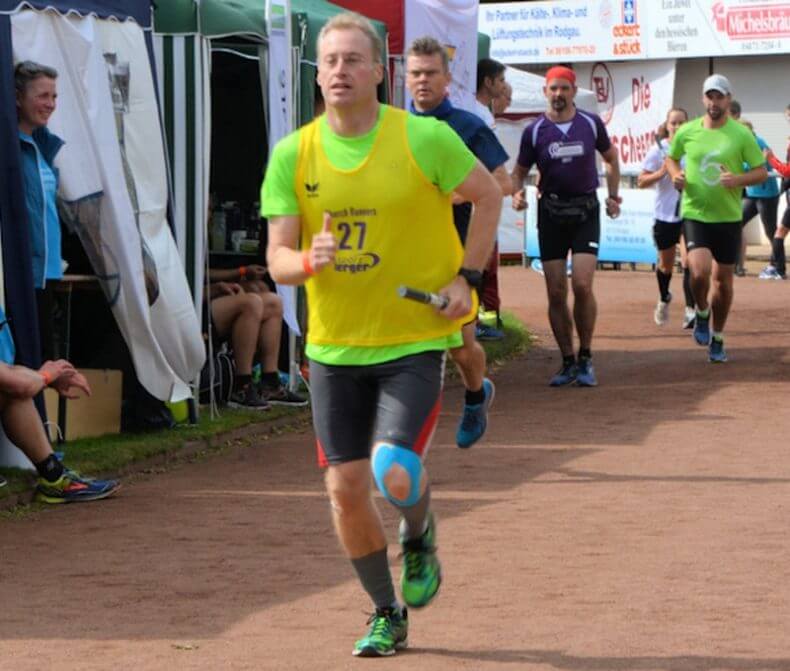 Läufer mit Staffelstäben beim 24-Stunden-Lauf in Rodgau 2017