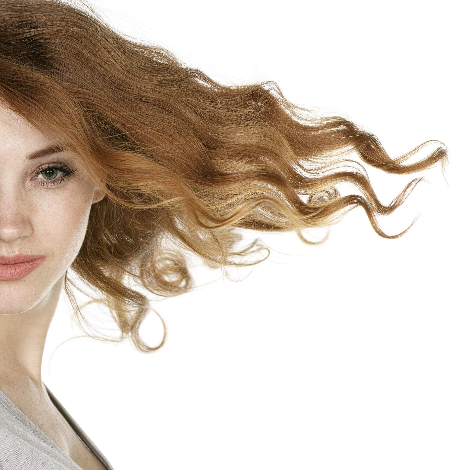 Halbportrait einer jungen Frau mit wehenden blonden Haaren | Foto: Pixabay