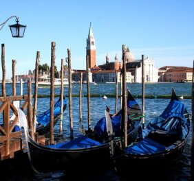Pfähle in der Lagune von Venedig