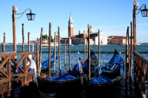 Pfähle in der Lagune von Venedig